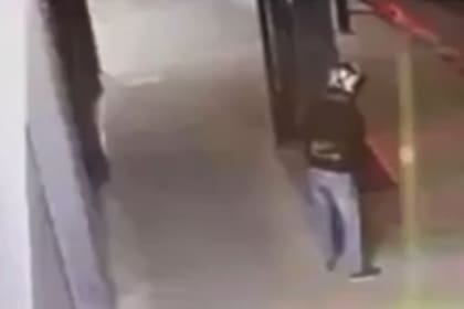 El prefecto se escudó detrás de un poste de luz