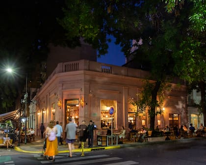 El Preferido de Palermo aún conserva la estructura del bodegón original, con su barra, su salón angosto y su toldo rosa inconfundible sobre Jorge Luis Borges y Guatemala