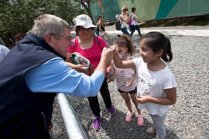 Thomas Bach, en un sinfin de apretones de manos, besos en la mejilla y selfies