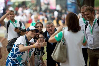 Thomas Bach, en un sinfin de apretones de manos, besos en la mejilla y selfies