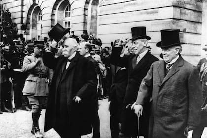 El premier francés Georges Clemenceau, el presidente estadounidense Woodrow Wilson y el primer ministro británico Lloyd George, después de haber firmado el Tratado de Versalles, al final de la guerra