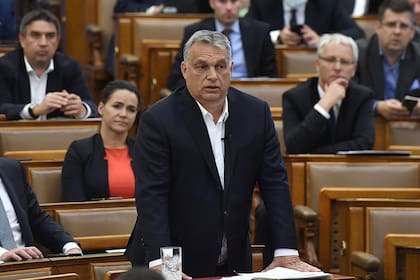 El premier húngaro, de tendencia nacionalista y xenófoba, obtuvo la aprobación de una ley que prolonga el estado de emergencia por tiempo indefinido