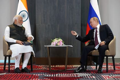 El premier indio, Narendra Modi, y el presidente ruso, Vladimir Putin, en su reunión en la cumbre de la Organización de Cooperación de Shanghái (OCS) en Uzbekistán. (Alexandr Demyanchuk / SPUTNIK / AFP)