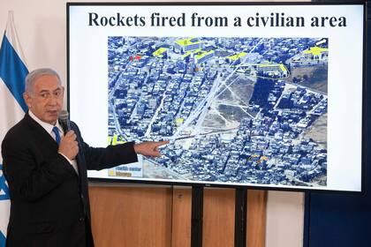 El premier israelí, Benjamin Netanyahu, al mostrar el impacto de los misiles