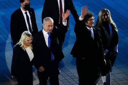 El premier israelí, Benjamin Netanyahu, junto a su mujer, Sara, y el presidente Javier Milei y la secretaria general de la Presidencia —su hermana—, Karina Milei