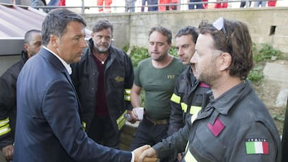 Matteo Renzi saluda a los rescatistas en una de las localidades afectadas