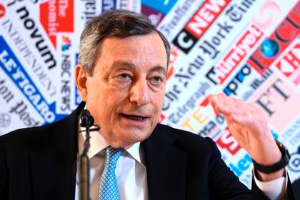 El premier italiano Mario Draghi asiste a una conferencia de prensa en el Club de la Prensa Extranjera, el jueves 31 de marzo de 2022, en Roma. (AP Foto/Domenico Stinellis)