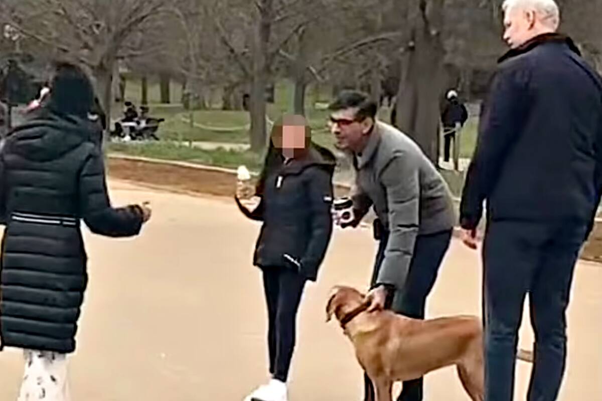 El premier Rishi Sunak con su perra, en el Hyde Park