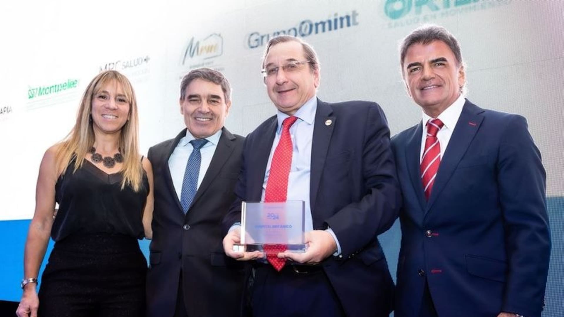El premio al Hospital Británico, recibido por su director general, el Dr. Juan Irigoin