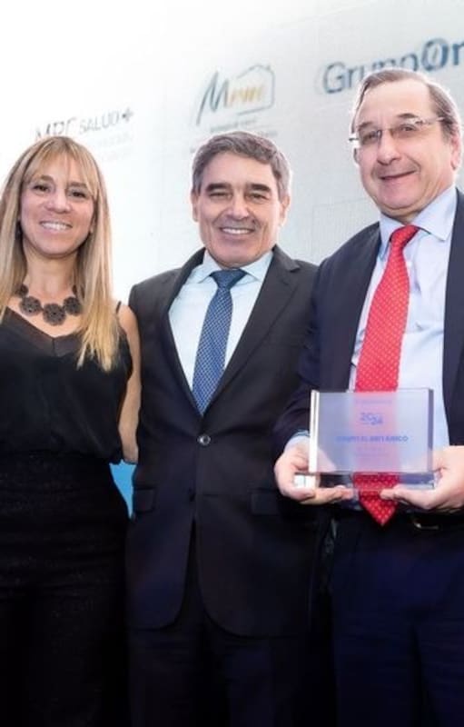 El premio al Hospital Británico, recibido por su director general, el Dr. Juan Irigoin