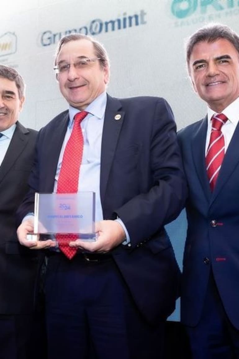 El premio al Hospital Británico, recibido por su director general, el Dr. Juan Irigoin