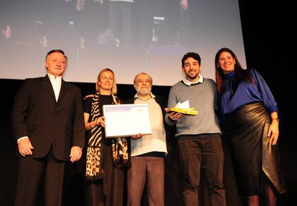 El Premio CITA 2022. En el centro, Gustavo Schrauf, titular de la cátedra de Genética y director del Criadero Cultivos del Sur Fauba, recibiendo el galardón