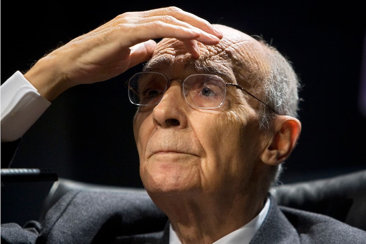 El Premio Nobel José Saramago de Portugal hace gestos durante una conferencia de prensa en Madrid, el martes 16 de diciembre de 2008. Saramago presenta su último trabajo "El viaje del elefante".