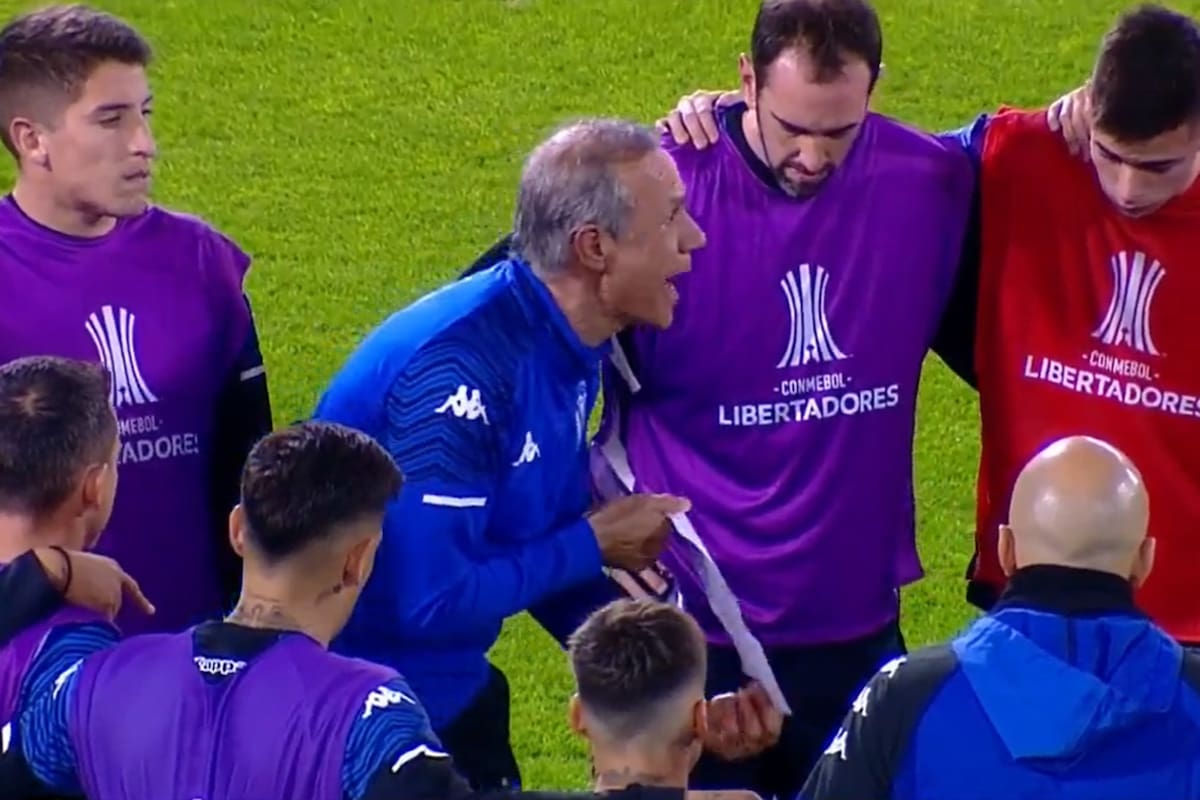 El preparador físico de Vélez, Alexis Olariaga, en la charla motivadora a los jugadores de Vélez, previo al partido con Talleres por la Copa Libertadores