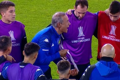 El preparador físico de Vélez, Alexis Olariaga, en la charla motivadora a los jugadores de Vélez, previo al partido con Talleres por la Copa Libertadores