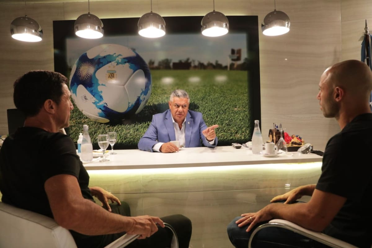 El preparador físico Pablo Blanco, Claudio Tapia y Javier Mascherano, un la charla en la que se resolvió la creación del Departamento de Desarrollo y Metodología para las selecciones nacionales