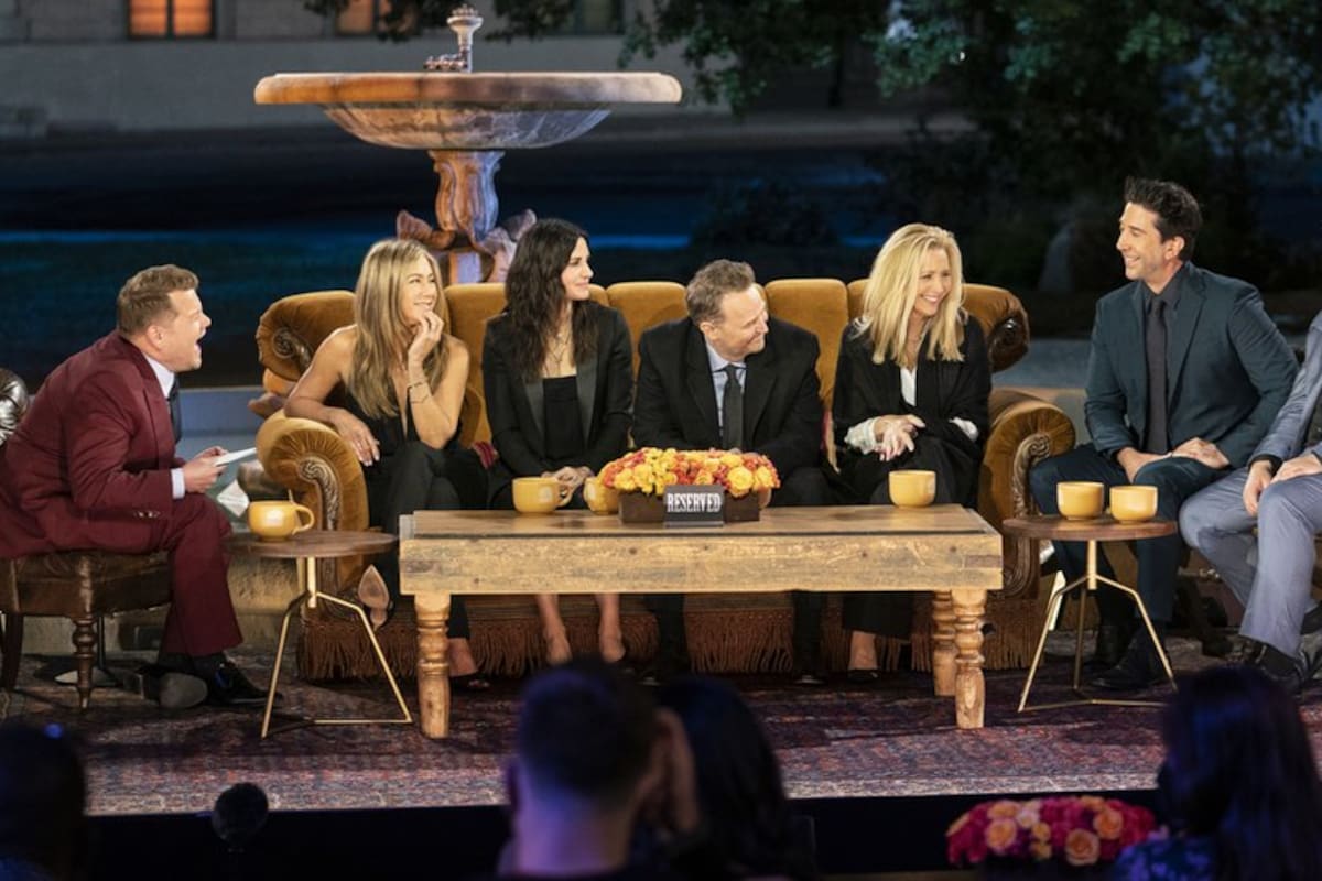 El presentador británico James Corden entrevista al elenco frente a la famosa fuente de los créditos iniciales