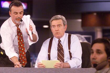El presentador de CBS News, Dan Rather, lee tarjetas de referencia durante un ensayo general de la cobertura de la noche de las elecciones de 2000 de CBS News el 3 de noviembre de 2000 en Nueva York. (Foto AP/Mark Lennihan, Archivo)