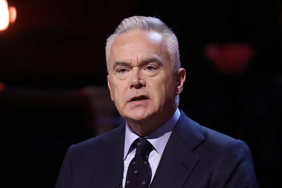 El presentador de noticias de la cadena británica BBC Huw Edwards fue identificado por su mujer como el periodista objeto de las acusaciones de haber pagado por fotos pornográficas