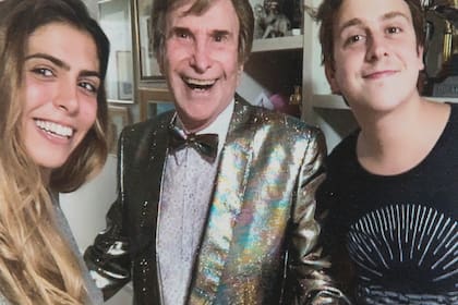El presentador junto a su hijo Christian (30) y su nuera Denise (26). “Soy un tipo divertido, con sentido del humor, que hago chistes, mi hijo en cambio no, él es mucho más serio que yo”.