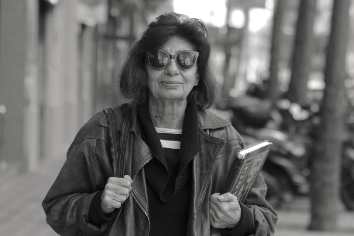 El presente reúne una selección de crónicas de la periodista y escritora que con maestría en el oficio logra capturar la chispa del instante.