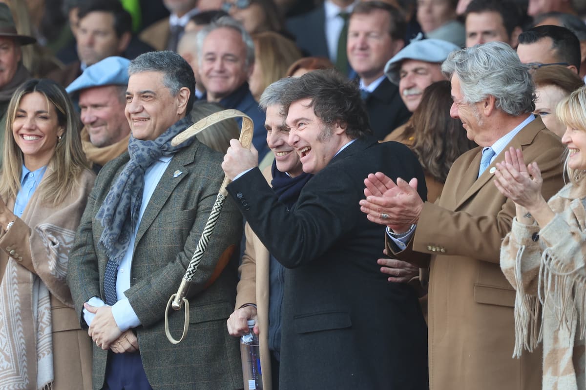 El Presidente abrazado a su ministro de Economía, Luis "Toto" Caputo