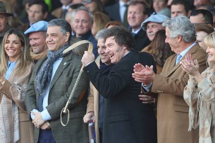 El Presidente abrazado a su ministro de Economía, Luis "Toto" Caputo