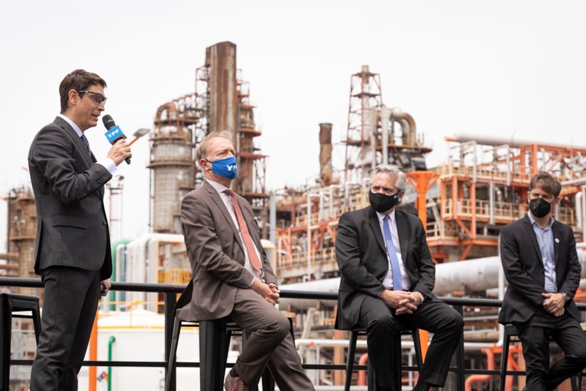El Presidente Albero Fernández, junto con Sergio Affronti (CEO de YPF), Guillermo Nielsen (presidente de YPF) y Axel Kicillof, gobernador de Buenos Aires