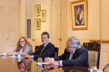 El presidente Alberto FeErnández y Sergio Massa, en la firma del decreto de adjudicación de un canal digital para la Asociación de Prensa de Tucumán