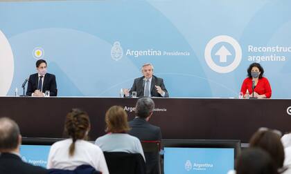 El presidente Alberto Fernández, acompañado por los ministros Nicolás Trotta (Educación) y Carla Vizzotti (Salud), en el acto de hoy.
