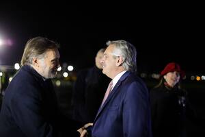 El presidente Alberto Fernández al arribar a Escocia, donde lo recibió el embajador ante el Reino Unido, Javier Figueroa.