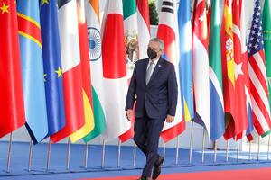 El presidente Alberto Fernández, al arribar a la cumbre del G-20 en Roma.