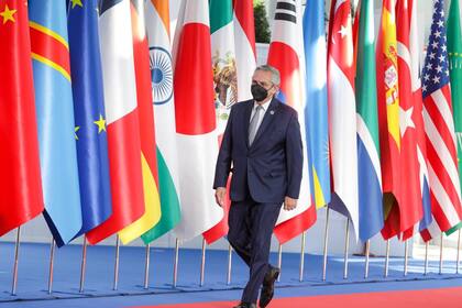 El presidente Alberto Fernández al arribar a la cumbre del G-20 en Roma