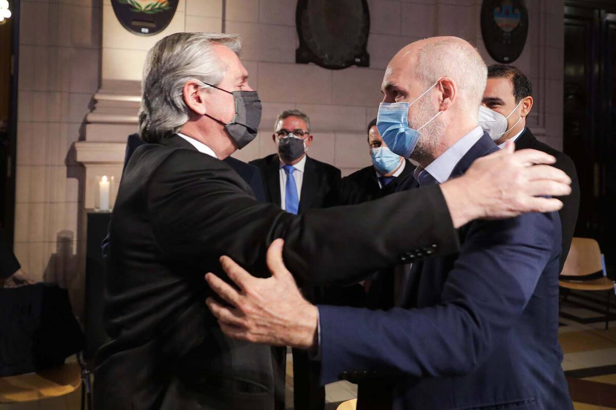 El presidente Alberto Fernández, al encabezar un homenaje a los fallecidos por la pandemia junto al jefe de Gobierno porteño, Horacio Rodríguez Larreta. La relación entre ambos pasa por un momento de "distancia".