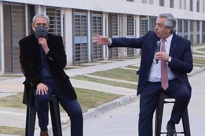 El presidente Alberto Fernández al entregar la vivienda número 10 mil del programa Casa Propia, junto al ministro de Hábitat, Jorge Ferraresi, en el partido de San Martín.