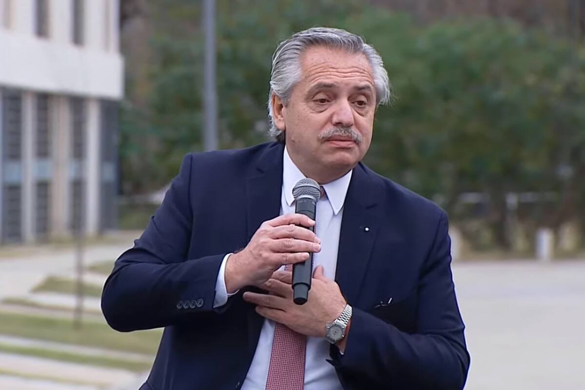 El presidente Alberto Fernández al entregar la vivienda número 10 mil del programa Casa Propia.