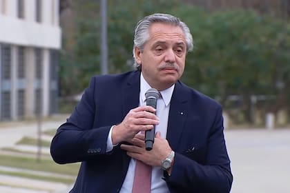 El presidente Alberto Fernández al entregar la vivienda número 10 mil del programa Casa Propia.