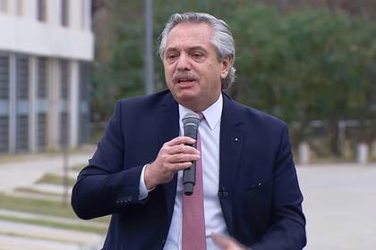 El presidente Alberto Fernández al entregar la vivienda número 10 mil del programa Casa Propia.