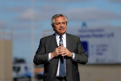 El presidente Alberto Fernández al inaugurar una Planta Depuradora de AYSA en Guernica