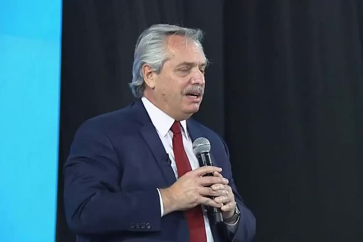 El presidente Alberto Fernández, al realizar el anuncio desde un club de barrio en Villa Galicia, localidad de Temperley.