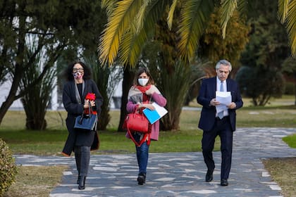 Alberto Fernández, en los jardines de Olivos, junto a Cecilia Todesca y Fernanda Raverta, en una escena de la semana en que saltaron a la luz las tensiones internas con Cristina Kirchner
