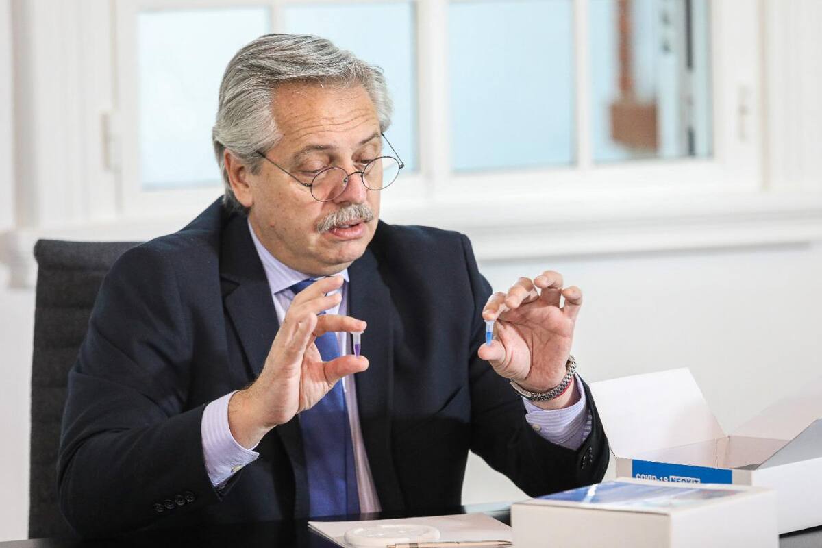 El presidente Alberto Fernández anunció la producción de un test PCR que demanda solo una hora para detectar el virus; fue creado por científicos argentinos