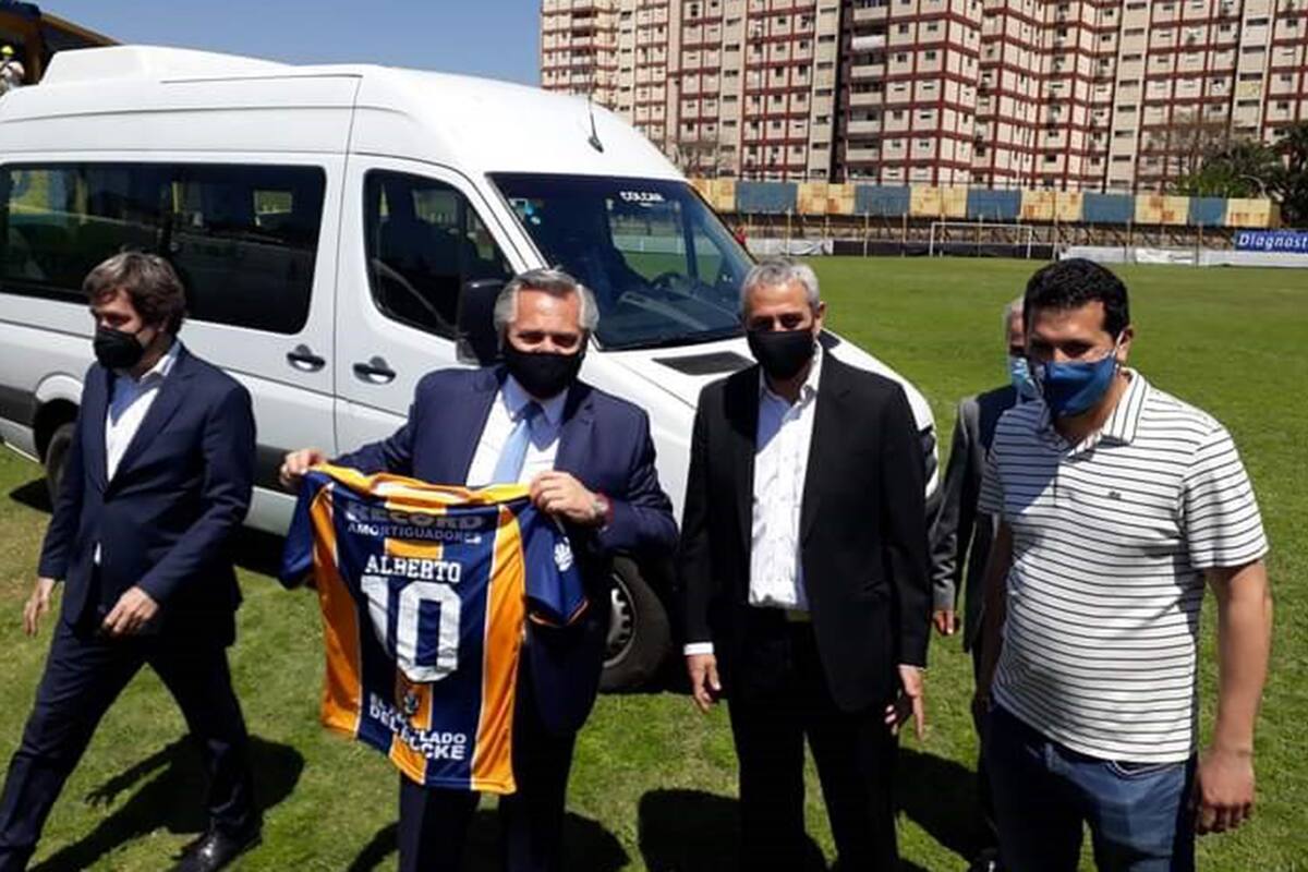 El presidente Alberto Fernández arriba a la cancha de Dock Sud, para encabezar acto de anuncio de inversiones en la Refinería Raízen