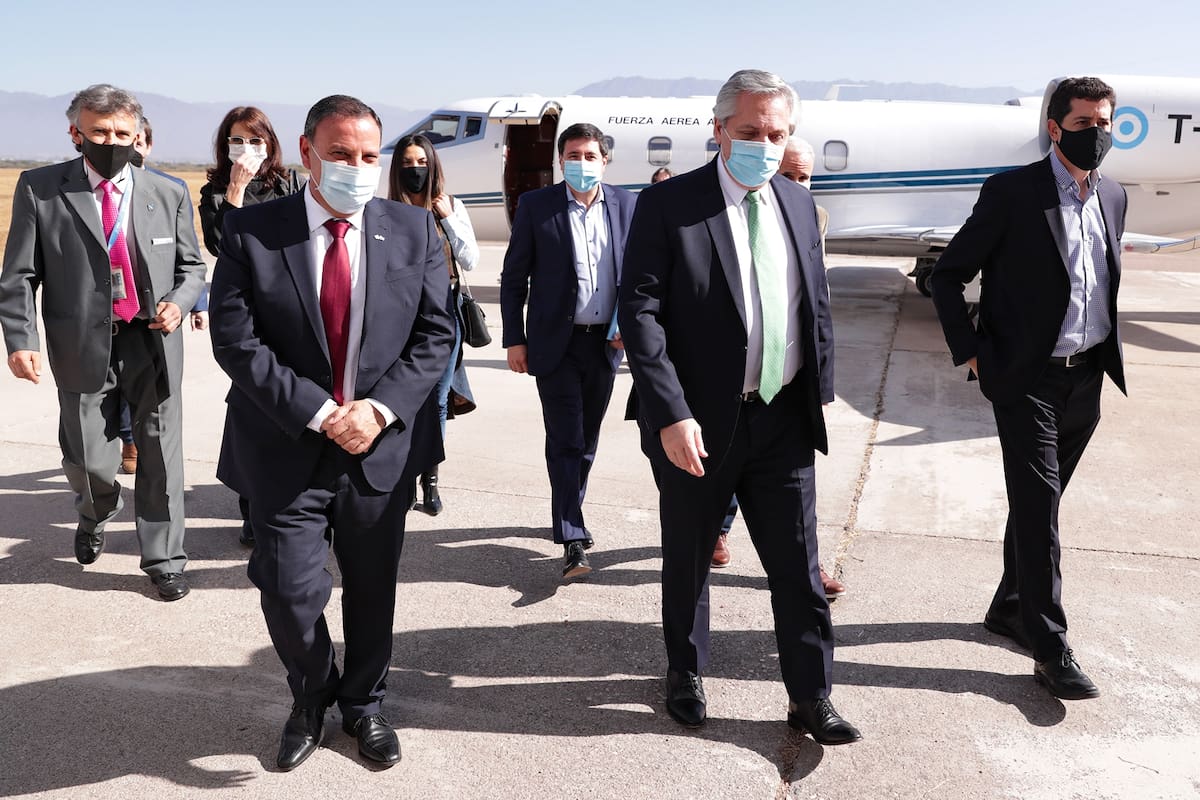 El presidente Alberto Fernández arribó este mediodía a La Rioja, donde fue recibido por el gobernador Ricardo Quintela en el Aeropuerto Capitán Vicente Almandos Almonacid, de la capital provincial.