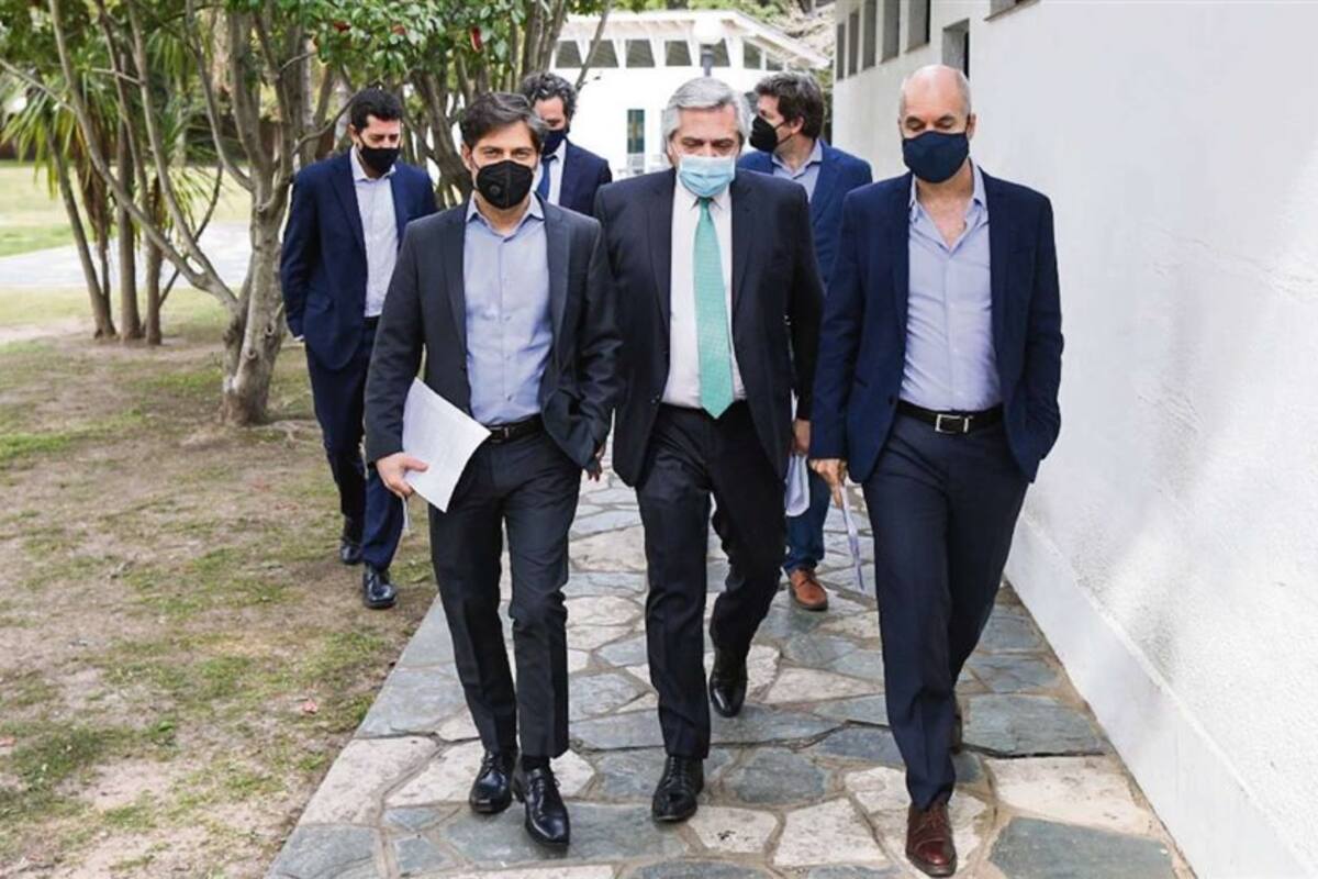 El presidente Alberto Fernández, ayer, en Olivos, con Rodríguez Larreta y Kicillof, en un nuevo anuncio conjunto para extender el aislamiento