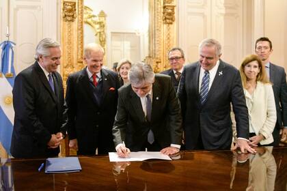 El presidente Alberto Fernández, Bill Nelson y Daniel Filmus, en la firma de la participación argentina en el Proyecto Artemisa