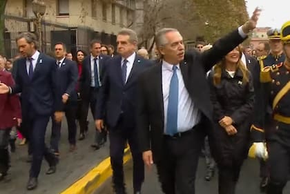 El presidente Alberto Fernández camina de la Casa Rosada a la Catedral para el Tedeum por el 25 de Mayo