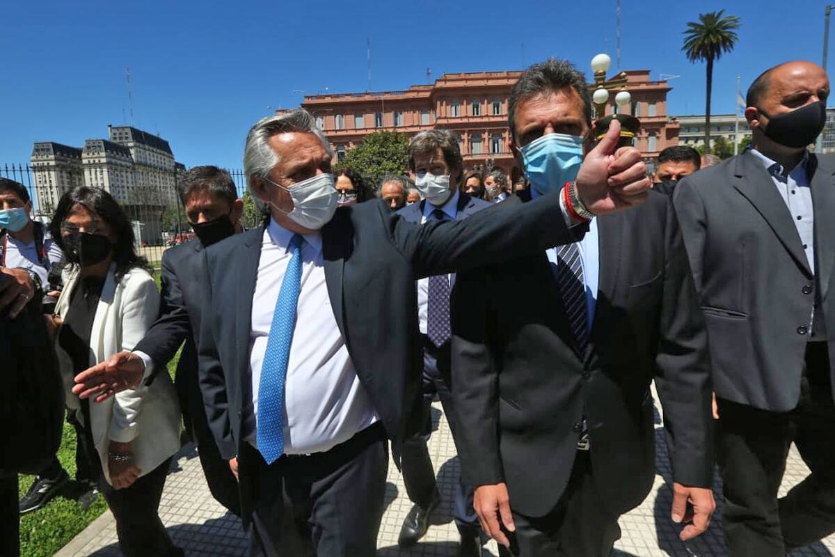 El presidente, Alberto Fernández, camina hacia el CCK acompañado por Sergio Massa
