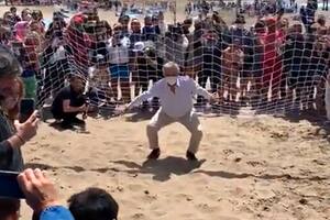 El presidente Alberto Fernández como arquero en la playa de Mar de Ajó.