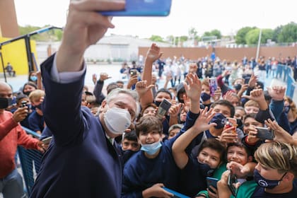 El presidente Alberto Fernández comparte una selfie con alumnos esta tarde en Entre Ríos